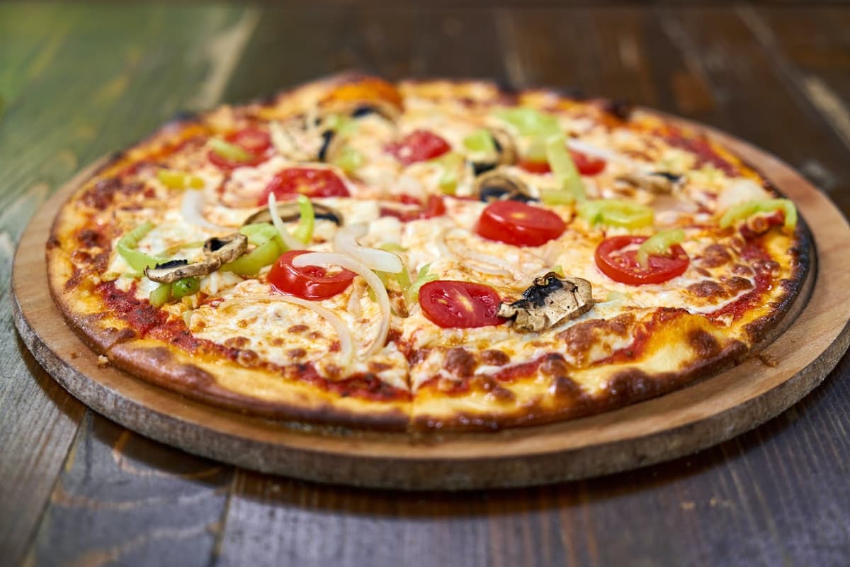 Pizza Recipe in Marathi | पॅन\तव्यावर पिझ्झा बनवायची सोप्पी पद्धत | बिना Oven आणि Yeast चा पिझ्झा | पिझ्झा सॅास | Pizza Sauce recipe in Marathi |How To Make Pizza Sauce At Home